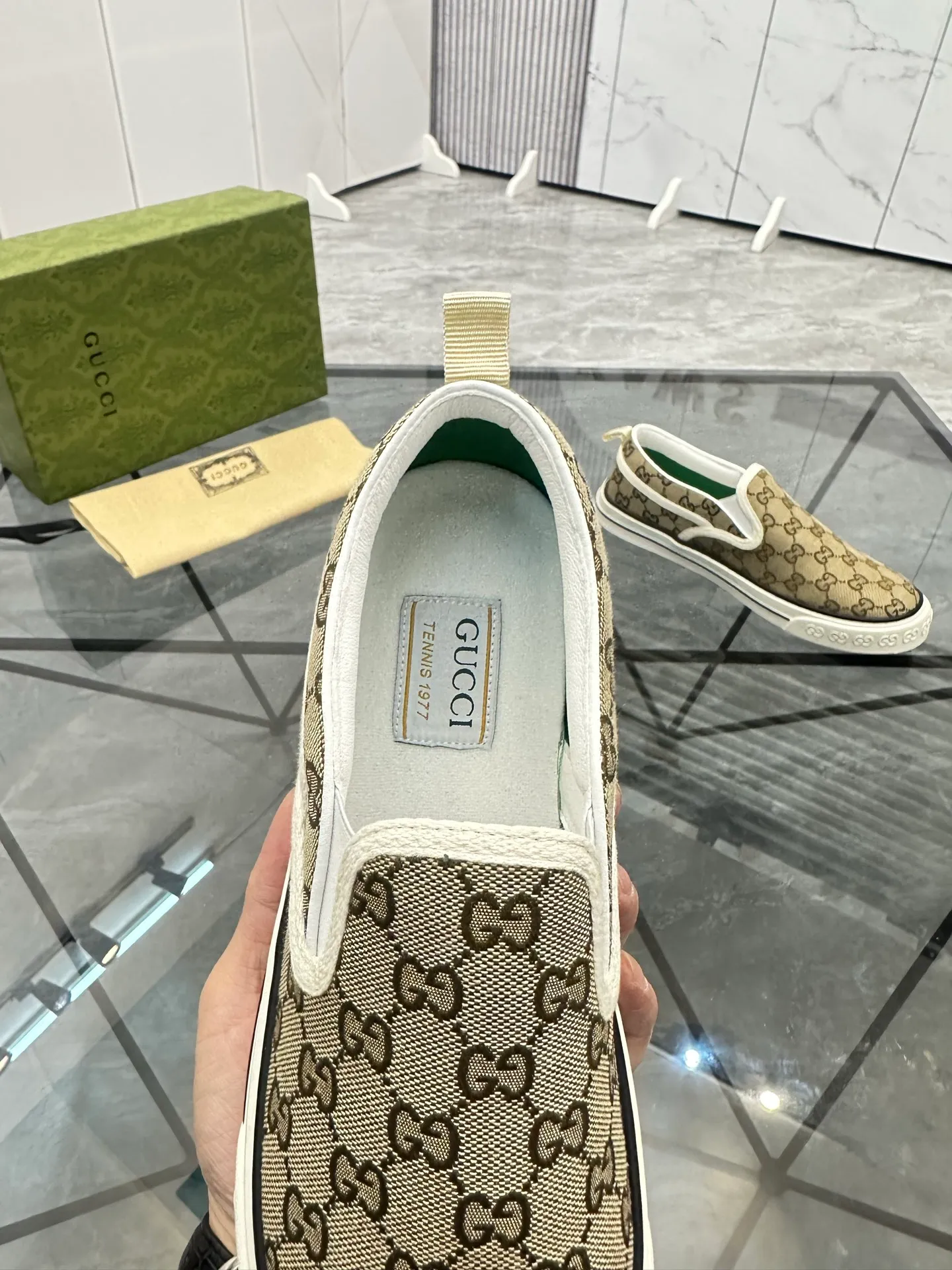 Men's shoes: 💰P360¥ Product trademark: Gucci* "Gucci*" slip-on Regular size: 38-44 (can be customized to 45.46.) Product materials: Original material from the upper counter, breathable lining, original outsole. Number: 661